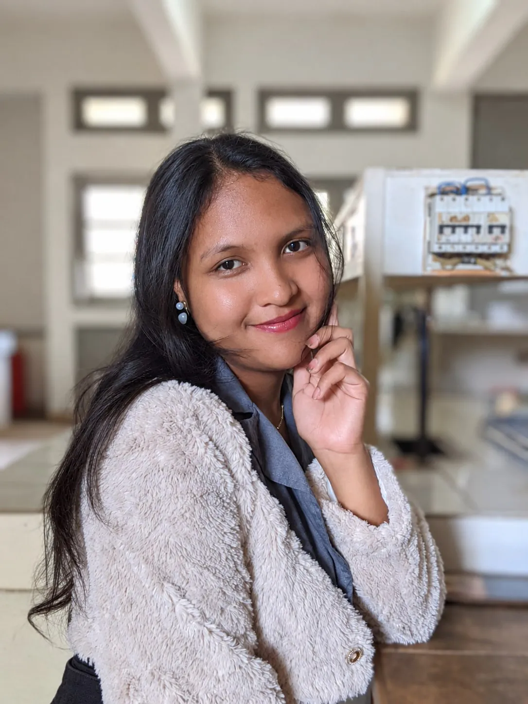 Portrait de Niriantsoa Francia Raheriniaina, souriante, dans un laboratoire