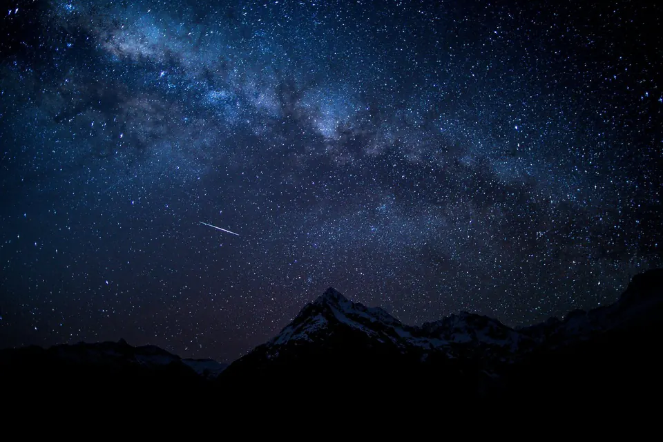 La Voie lactée et une étoile filante au-dessus des montagnes