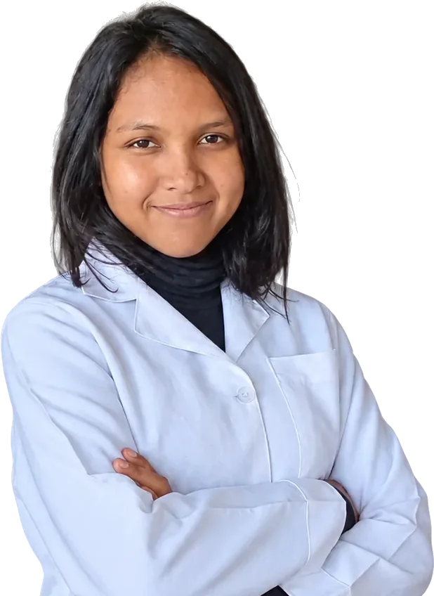 Niriantsoa en blouse de laboratoire, bras croisés, souriante