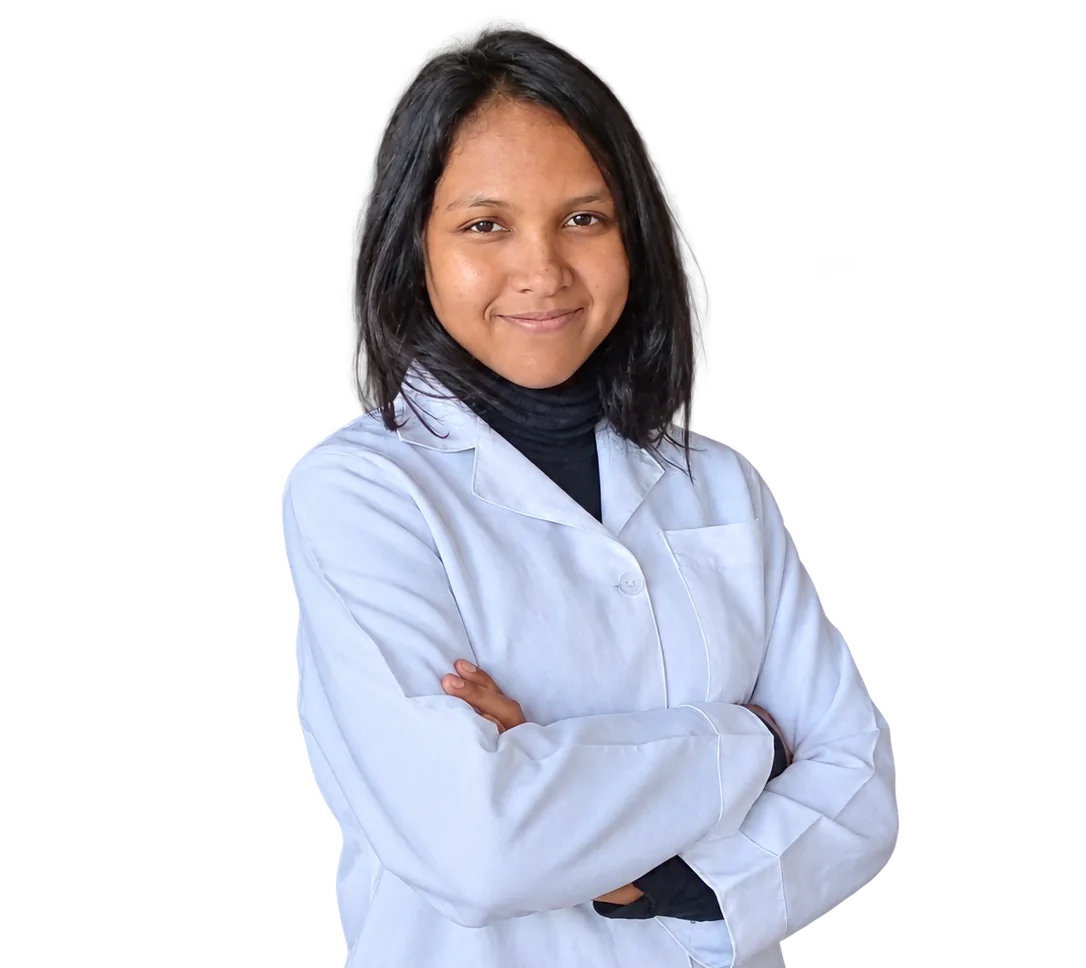 Niriantsoa Francia Raheriniaina en blouse de laboratoire, bras croisés, souriante