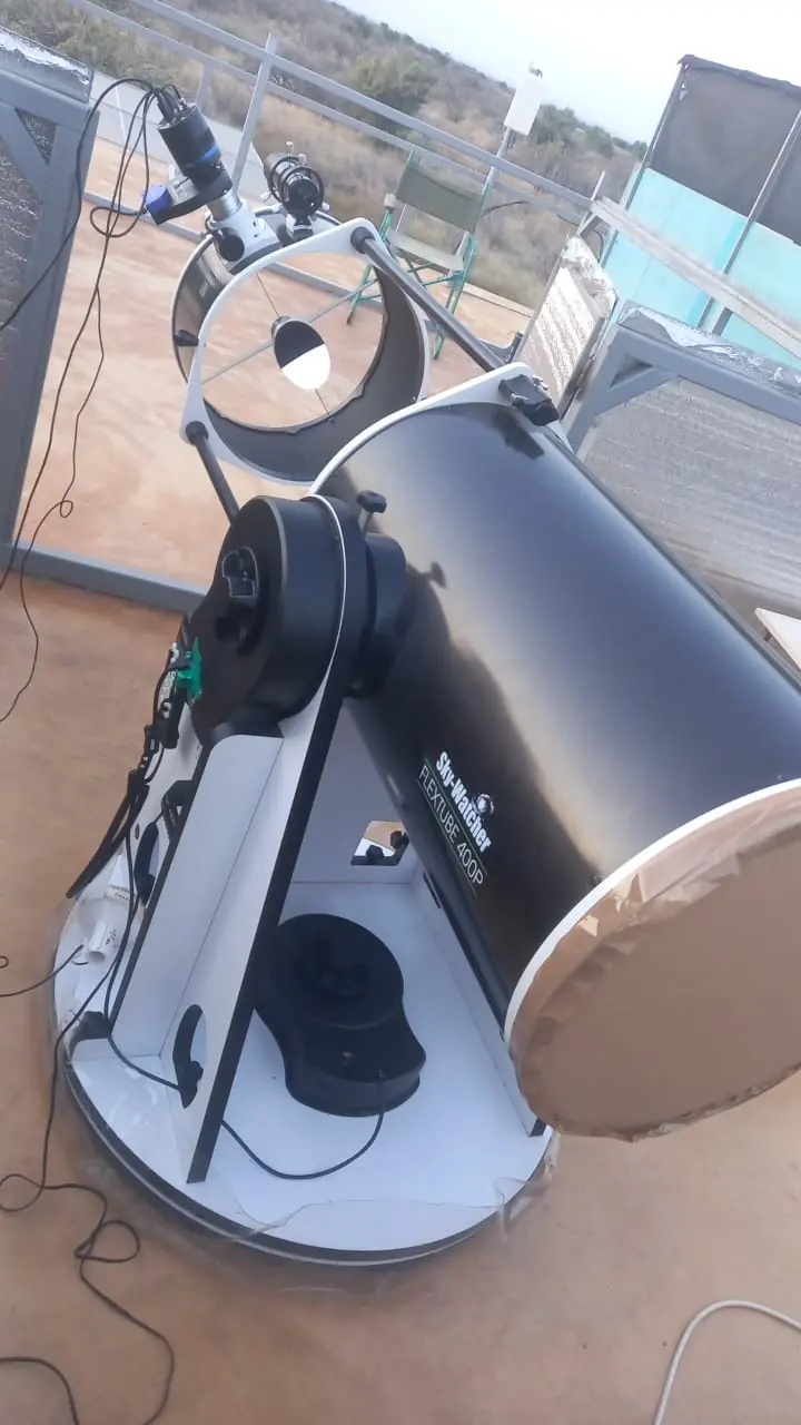 Télescope Sky-Watcher Flextube 400P de 40 cm sur une terrasse d'observation