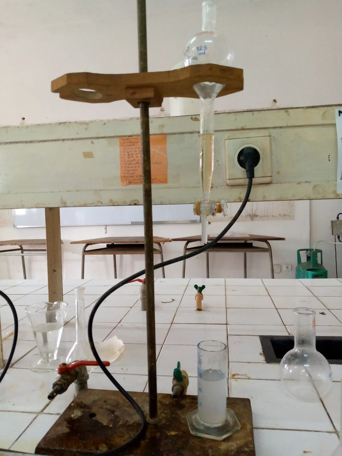 Ampoule à décanter sur son support, au-dessus d'une éprouvette graduée