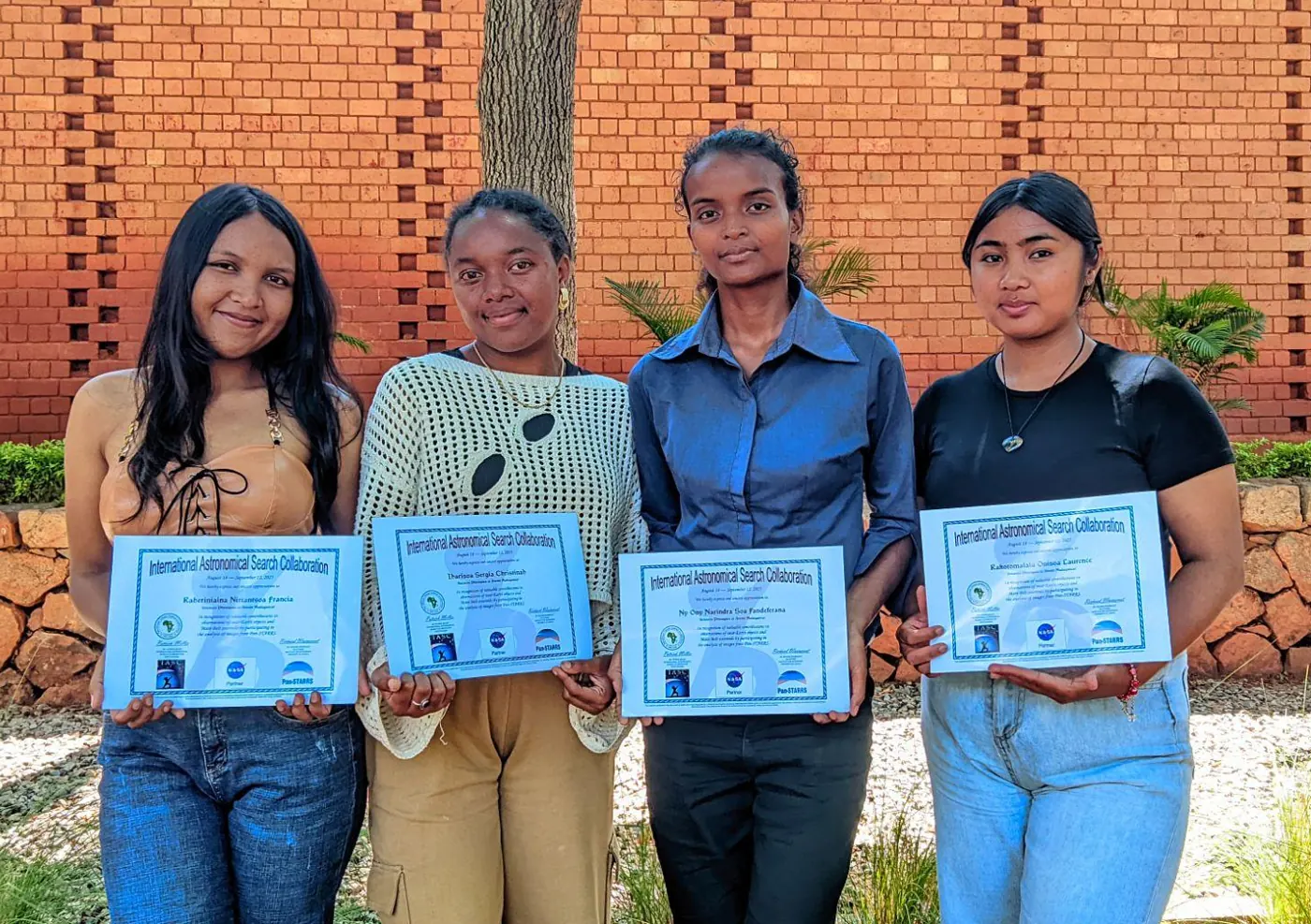 Les quatre membres de l'équipe posent avec leurs certificats de la campagne